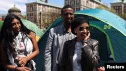 Anggota DPR AS Ilhan Omar (kanan) mengunjungi perkemahan yang didirikan mahasiswa di Columbia University dalam protes pro-Palestina di Kota New York, pada 25 April 2024. (Foto: Reuters/Caitlin Ochs)