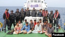 Pasukan Penjaga Pantai India (ICG), Gujarat Anti-Terrorist Squad (ATS) dan Badan Pengendalian Narkotika (NCB) menangkap para penyelundup yang membawa narkoba senilai $71 juta di perairan mereka, Minggu (28/4). (Facebook/IndianCoastGuard)