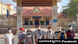 ពលរដ្ឋសហគមន៍ឡពាងនៃខេត្តកំពង់ឆ្នាំងឈរតវ៉ានៅមុខសាលាដំបូងខេត្តកំពង់ឆ្នាំង ពាក់ព័ន្ធនឹងជម្លោះដីធ្លីដែលសមាជិកខ្លះរបស់សហគមន៍នេះត្រូវបានចោទប្រកាន់។ (Facebook/សហគមន៍ឡពាង)