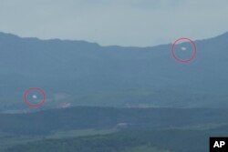 24일 한국 파주 통일전망대에서 북한이 날려보낸 풍선이 관찰되고 있다.