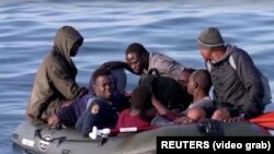 Wahamiaji kutoka Afrika wakiwasili Uingereza wakiwa kwenye boti