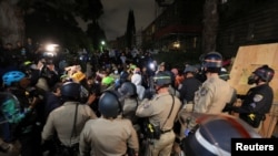 Aparat kepolisian mencoba mengosongkan area di dekat perkemahan yang didirikan para demonstran pro-Palestina di University of California, Los Angeles (UCLA), di Los Angeles, California, pada 1 Mei 2024. (Foto: Reuters/David Swanson)