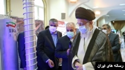 علی خامنه‌ای در بازدید از نمایشگاه «دستاوردهای هسته‌ای» جمهوری اسلامی. آرشیو