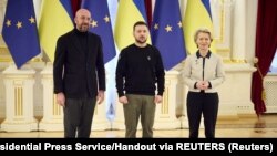 샤를 미셸(왼쪽부터) 유럽연합(EU) 정상회의 상임의장과 볼로디미르 젤렌스키 우크라이나 대통령, 우르줄라 폰데어라이엔 EU 집행위원장이 지난 2월 크이우(러시아명 키예프)에서 회동하고 있다. (자료사진)