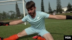 French goalkeeper, Matthias Leroy, warms up before a game, Oct. 6, 2023. (Dave Grunebaum/VOA)