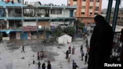 ជនជាតិ​ប៉ាឡេស្ទីន​ពិនិត្យមើល​ទីតាំង​ដែល​រងការ​វាយប្រហារ​តាម​អាកាស​របស់​យោធា​អ៊ីស្រាអែល​ នៅ​ជំរំជនភៀសខ្លួន Nuseirat ភាគកណ្តាលតំបន់​ហ្កាហ្សា នាថ្ងៃទី៦ ខែមិថុនា ឆ្នាំ២០២៤។