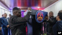 Sejumlah pejabat mengatur podium sebelum pelantikan Dewan Transisi Haiti yang bertugas memilih Perdana Menteri dan kabinet yang baru di Port-au-Prince, pada 25 April 2024. (Foto: AP/Ramon Espinosa)