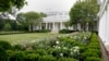 资料照片：白宫修整过的玫瑰园。(2020年8月22日）