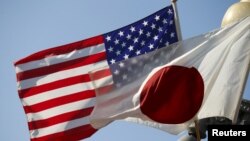 Bendera AS dan Jepang berkibar di luar Gedung Putih di Washington, 27 April 2015. (Foto: REUTERS/Kevin Lamarque)