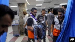 Seorang gadis Palestina yang terluka dibawa ke ruang gawat darurat rumah sakit al-Shifa, menyusul serangan udara Israel di Kota Gaza, Jalur Gaza tengah, 17 Oktober 2023.