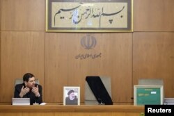 Eronda kelasi ikki oy ichida saylov o'tib, yangi prezident tanlanadi