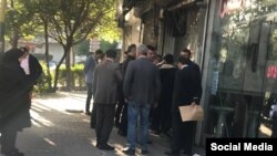 Təbrizdə bir çörəkçinin önündə növbə sırası