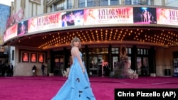 Penyanyi Taylor Swift tiba di acara pemutaran perdana film konsernya yang bertajuk "Taylor Swift: The Eras Tour," di AMC The Grove 14 di Los Angeles, pada 11 Oktober 2023. (Foto: AP/Chris Pizzello)