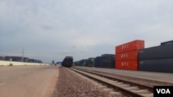 ລົດໄຟຂົນສົ່ງສິນຂ້າ ຢູ່ທີ່ສາງເກັບຕູ້ສິນຄ້າ ດົງໂພສີມ ໃນນະຄອນຫຼວງວຽງຈັນ, ສປປ ລາວ.