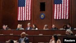 ປະທານຄະນະກຳມະການຄວາມສຳພັນຕ່າງປະເທດ ທ່ານໄມເກີລ ແມັກຄອລ ວາງຄຳຖາມກ່ຽວກັບຢູເຄຣນ ລະຫວ່າງການຮັບຟັງ ກ່ຽວກັບການກ່າວຫາຣັດເຊຍ ຢູ່ລັດຖະສະພາ ວັນທີ 19 ເມສາ 2023