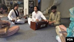 په افغانستان کې په ۲۰۲۱ کال کې د طالبانو تر بيا واکمنېدو وروسته د امنیتي او اقتصادي ستونزو له کبله سلګونه افغان هنرمندان پاکستان ته کډه شوي دي. (عکس ارشیف). 