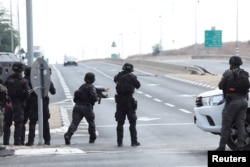 Izraelske snage bezbednosti na poziciji na putu nedaleko o Sderota, u južnom Izraelu, 8. oktobra 2023.