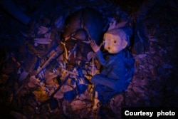 “A Bucket of Beetles” (courtesy Papermoon Puppet Theatre)