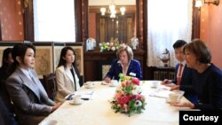 미국을 국빈 방문 중인 윤석열 한국 대통령의 부인 김건희 여사가 26일 워싱턴의 주미 대한제국 공사관에서 북한 인권 관계자들을 만났다. 사진 = 한국 대통령실.