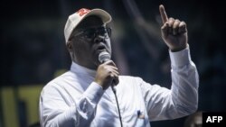 Félix Tshisekedi, accompagné de son épouse Denise, mène une campagne pugnace et à gros moyens à travers le pays, en demandant cinq ans de plus pour "consolider les acquis".