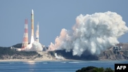 Roket "H3"Jepang, membawa satelit optik canggih "Daichi 3", meninggalkan landasan peluncuran Tanegashima Space Center di Kagoshima, barat daya Jepang, 7 Maret 2023. (JIJI Press / AFP) 
