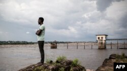 La RDC compte très peu de routes praticables et les déplacements se font souvent sur les lacs ainsi que sur le fleuve Congo et ses affluents, avec des naufrages fréquents.