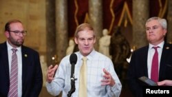 Tre kryetarët e komisioneve që publikuan raportin e përbashkët (Jim Jordan në qendër, së bashku me James Comer dhe Jason Smith)