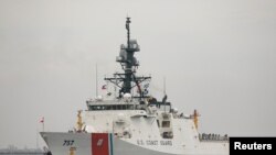 미 해안경비대 함정이 지난해 8월 필리핀과의 합동훈련을 위해 마닐라에 입항하고 있다. (자료사진)