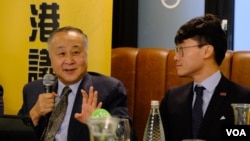 “香港议会”筹委袁弓夷(左)与英国港侨协会创办人郑文杰(右)8月1日于伦敦出席有关筹组香港议会的记者会 (美国之音/郑乐捷)