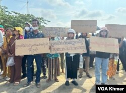 ប្រជាពលរដ្ឋរស់នៅទំនប់៩៤ ក្នុងស្រុកកណ្តាលស្ទឹងនៃខេត្តកណ្តាលជិតព្រលានយន្តហោះថ្មី ប្រមូលផ្តុំគ្នាសុំកិច្ចអន្តរាគមន៍ជម្លោះដីធ្លី នៅក្រសួងដែនដី នគររូបនីយកម្ម និងសំណង់ ក្នុងរាជធានីភ្នំពេញ នាថ្ងៃទី១ ខែមេសា ឆ្នាំ២០២៤។ (ស៊ឹម ចាន់សំណាង/វីអូអេ)