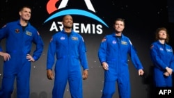 در میان این چهار فضانورد، کریستینا کوچ، اولین فضانورد زن و ویکتور گلور، اولین مرد سیاه پوست شامل اند که به مهتاب سفر می‌کنند.