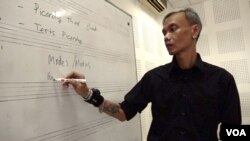 Pri Ario Damar, dekan fakultas seni pertunjukan Institut Kesenian Jakarta. (Dave Grunebaum/VOA)