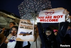 დემონსტანტები რუსეთთან აღდგენილ ფრენებს აპროტესტებენ