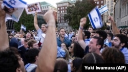 2023年10月12日，周四，在纽约哥伦比亚大学，亲以色列的示威者举行抗议。（美联社）