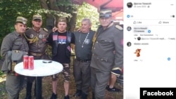 Dragan Tanasić sa pripadnicima Četničkog ravnogorskog pokreta. Foto: Facebook, screenshot
