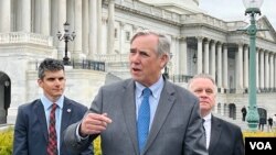 美国国会暨行政当局中国委员会（CECC ）共同主席、民主党联邦参议员杰夫·默克里2024年3月22日在国会山针对香港通过“23条”立法措施召开记者会。（美国之音记者李逸华摄）