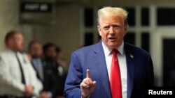 6일 도널드 트럼프 전 미국 대통령이 뉴욕 맨해튼 형사법원 법정에 들어서기 전 언론인들과 이야기하고 있다.