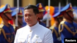 Hun Manet, Perdana Menteri Kamboja, berdiri di luar Majelis Nasional pada hari sidang pertama Majelis Nasional ke-7 setelah pemilihan umum di Phnom Penh, Kamboja, 21 Agustus 2023. (Foto: REUTERS/Cindy Liu)