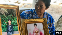 អ្នកស្រី គិន ណារិន បង្ហាញរូបថតពីរសន្លឹករបស់កូនស្រីដែលបានស្លាប់ដោយជំងឺផ្តាសាយបក្សី H5N1 នៅភូមិរលាំង ស្រុកស៊ីធរកណ្តាល ខេត្តព្រៃវែង កាលពីថ្ងៃទី ២៨ ខែកុម្ភៈ ឆ្នាំ២០២៣។ (ហ៊ុល រស្មី/វីអូអេ)