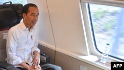 Presiden Joko Widodo menaiki kereta cepat Jakarta-Bandung di Jakarta, 13 September 2023. (AKBAR NUGROHO GUMAY / POOL / AFP)