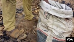 Des milliers de tonnes de bois transformés en charbon et emballés pour des usages domestiques