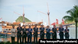 9일 인도네시아 라부안 바조에서 개막한 동남아시아국가연합(ASEAN∙아세안) 정상회의 참가자들이 기념촬영하고 있다. 왼쪽부터 페르디난드 마르코스 주니어 필리핀 대통령, 리셴룽 싱가포르 총리, 돈 프라무드위나이 태국 외무장관, 팜 민 찐 베트남 총리, 그리고 올해 의장국인 인도네시아의 조코 위도도 대통령. 