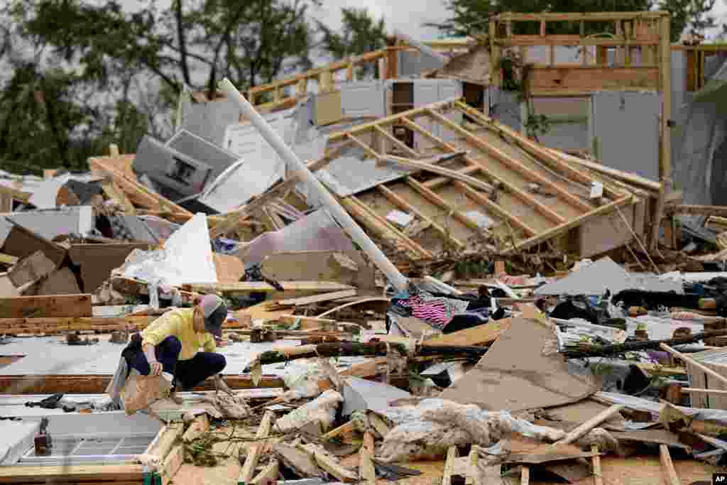 Valerie Bernhardt memeriksa puing-puing di rumahnya yang rusak akibat badai di Columbia, Tennessee. Gelombang badai berbahaya mulai menerjang sebagian wilayah Selatan, sehari setelah cuaca buruk disertai tornado yang merusak dan menewaskan sedikitnya tiga orang di wilayah tersebut.