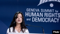 지난 15일 스위스 제네바에서 열린 ‘2024 인권과 민주주의를 위한 제네바 정상회의’에서 함께 6년 전 북한에서 탈출해 한국에 정착한 대학생 맹효심 씨가 북한 장애인의 실태에 관해 영어로 증언하고 있다. 사진 = UN WATCH 플리커