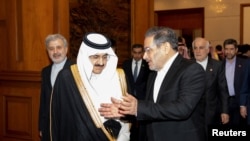 알리 샴카니(오른쪽) 이란 최고국가안보회의 의장과 무사드 빈 무함마드 알아이반 사우디아라비아 국가안보보좌관이 10일 베이징에서 대화하고 있다.