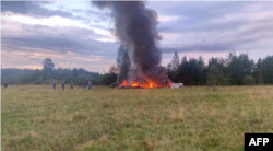 ภาพในสื่อสังคมออนไลน์ที่โพสต์โดยผู้สนับสนุนกลุ่มแวกเนอร์ แสดงให้เห็นซากเครื่องบินถูกเปลวเพลิงเผาไหม้