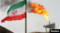 ILUSTRASI - Bendera Iran berkibar di ladang minyak Soroush di Teluk Persia, 1.250 kilometer selatan ibu kota Teheran, 25 Juli 2005. (REUTERS/ Raheb Homavandi CJF/KS)