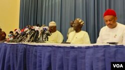 Dan takarar shugaban kasa na PDP, Atiku Abubakar (tsakiya) tare da shugabannin jam'iyyar yayin da yake taron manema labarai a Abuja, 02 Maris, 2023