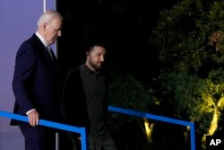 ประธานาธิบดีโจ ไบเดนแห่งสหรัฐฯ และประธานาธิบดีโวโลดิเมียร์ เซเลนสกีแห่งยูเครนที่การหารือนอกรอบช่วงการประชุมจี7