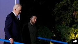 Presiden AS Joe Biden, kiri, dan Presiden Ukraina Volodymyr Zelenskyy setelah menandatangani perjanjian keamanan bilateral di sela-sela KTT G7 di Savelletri, Italia, 13 Juni 2024. (Foto: AP)